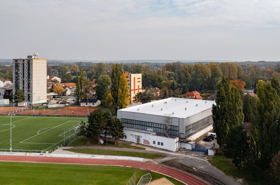 Rekonstrukce střechy sportovní haly TJ Neratovice technologií PUR od firmy Weber